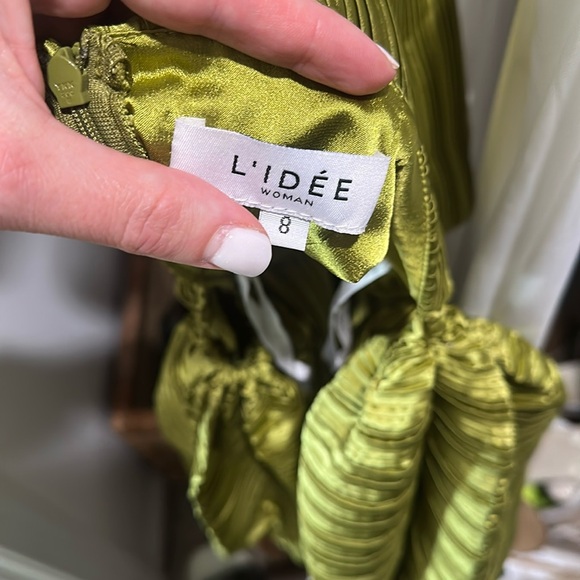 Elegant Green Off-Shoulder Dress - Picture 3 of 5